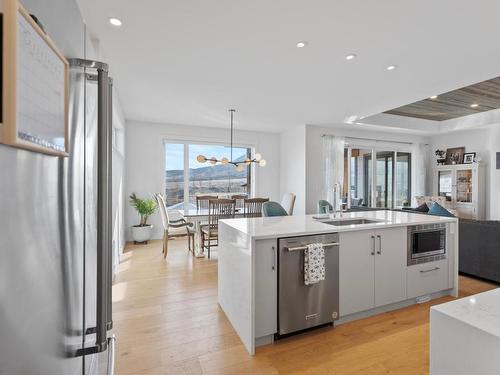 362 Rue Cheval Noir, Kamloops, BC - Indoor Photo Showing Kitchen With Upgraded Kitchen