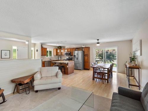 9049 Kealty Road, Kamloops, BC - Indoor Photo Showing Living Room