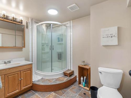 9049 Kealty Road, Kamloops, BC - Indoor Photo Showing Bathroom