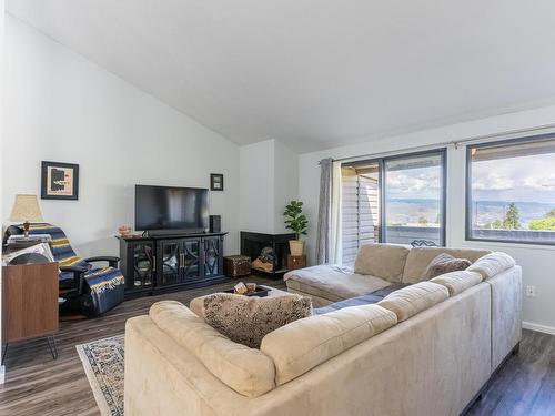 23-931 Gleneagles Drive, Kamloops, BC - Indoor Photo Showing Living Room