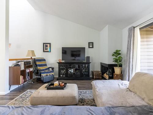 23-931 Gleneagles Drive, Kamloops, BC - Indoor Photo Showing Living Room