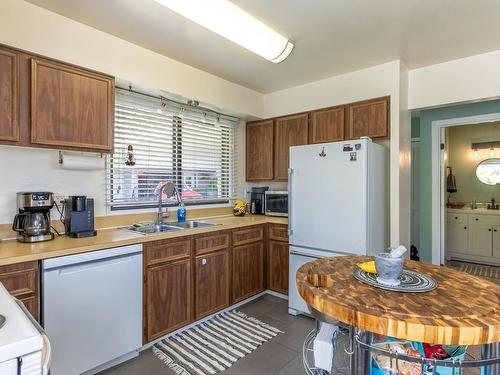 23-931 Gleneagles Drive, Kamloops, BC - Indoor Photo Showing Kitchen With Double Sink