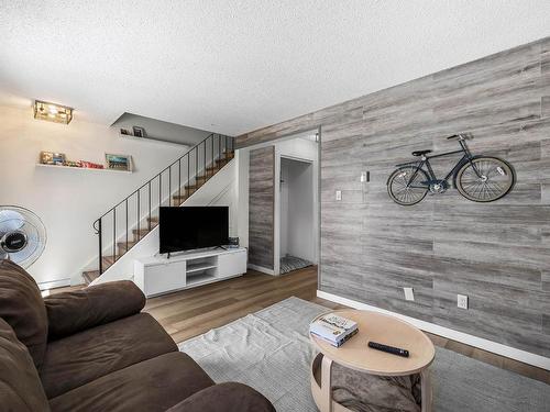 46-1697 Greenfield Ave, Kamloops, BC - Indoor Photo Showing Living Room