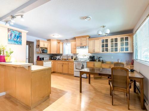 315 Park Drive, Lillooet, BC - Indoor Photo Showing Kitchen