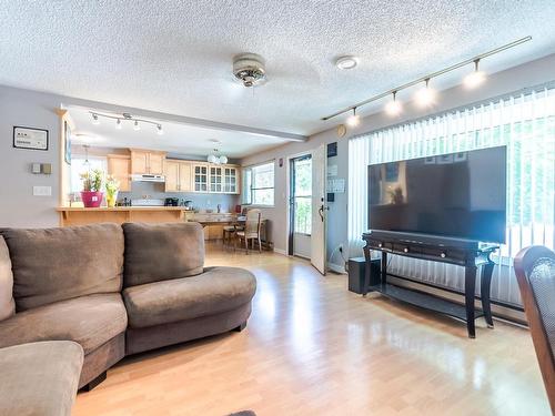 315 Park Drive, Lillooet, BC - Indoor Photo Showing Living Room