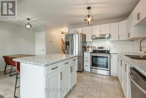 2 - 124 Parkinson Crescent, Orangeville, ON - Indoor Photo Showing Kitchen With Stainless Steel Kitchen With Double Sink With Upgraded Kitchen