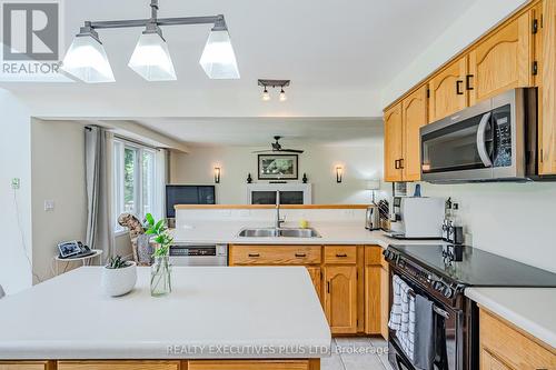 309 Stephanie Drive, Guelph, ON - Indoor Photo Showing Kitchen With Double Sink