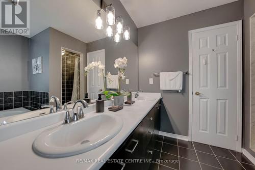 483 Saginaw Parkway, Cambridge, ON - Indoor Photo Showing Bathroom