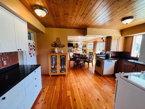 5660 Seel Road, Edgewater, BC - Indoor Photo Showing Kitchen