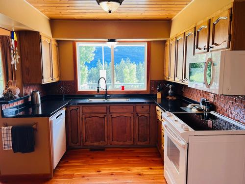 5660 Seel Road, Edgewater, BC - Indoor Photo Showing Kitchen With Double Sink