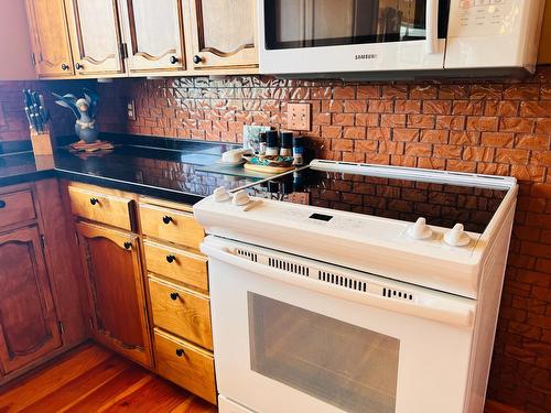 5660 Seel Road, Edgewater, BC - Indoor Photo Showing Kitchen