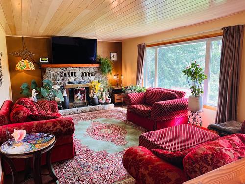5660 Seel Road, Edgewater, BC - Indoor Photo Showing Living Room With Fireplace