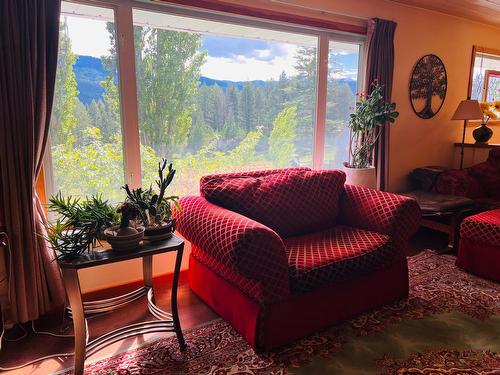 5660 Seel Road, Edgewater, BC - Indoor Photo Showing Living Room