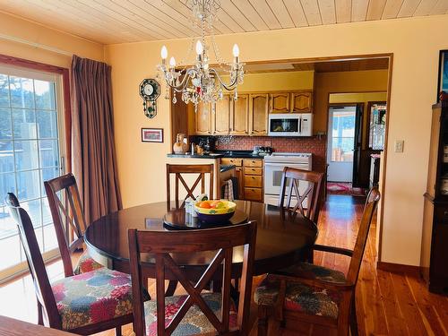 5660 Seel Road, Edgewater, BC - Indoor Photo Showing Dining Room