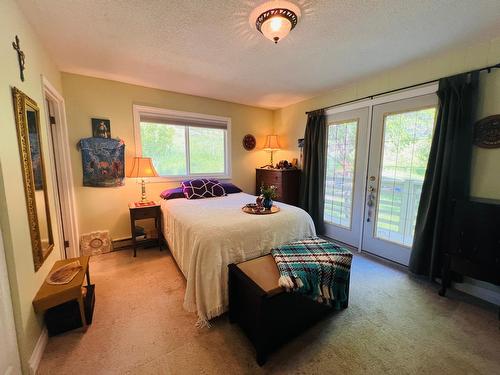 5660 Seel Road, Edgewater, BC - Indoor Photo Showing Bedroom