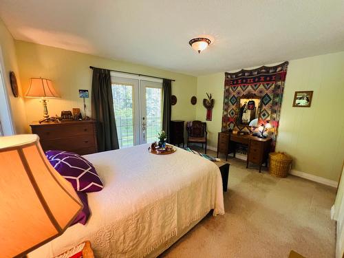 5660 Seel Road, Edgewater, BC - Indoor Photo Showing Bedroom