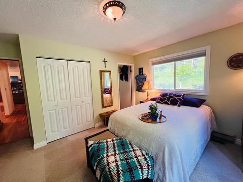 5660 Seel Road, Edgewater, BC - Indoor Photo Showing Bedroom