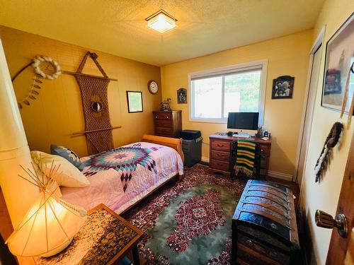 5660 Seel Road, Edgewater, BC - Indoor Photo Showing Bedroom