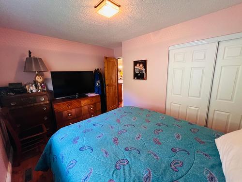 5660 Seel Road, Edgewater, BC - Indoor Photo Showing Bedroom