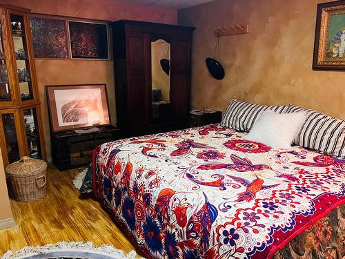 5660 Seel Road, Edgewater, BC - Indoor Photo Showing Bedroom