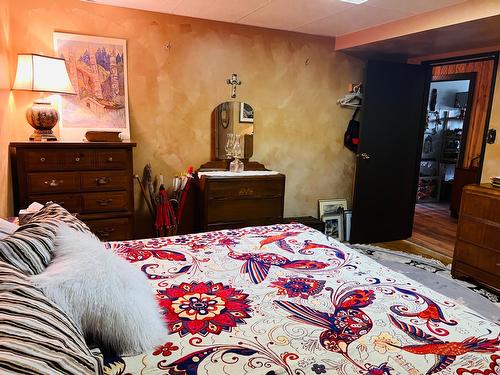 5660 Seel Road, Edgewater, BC - Indoor Photo Showing Bedroom