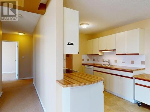 105-4477 Michigan Ave, Powell River, BC - Indoor Photo Showing Kitchen With Double Sink