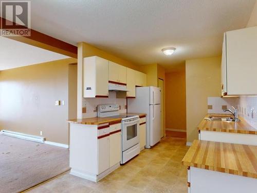 105-4477 Michigan Ave, Powell River, BC - Indoor Photo Showing Kitchen