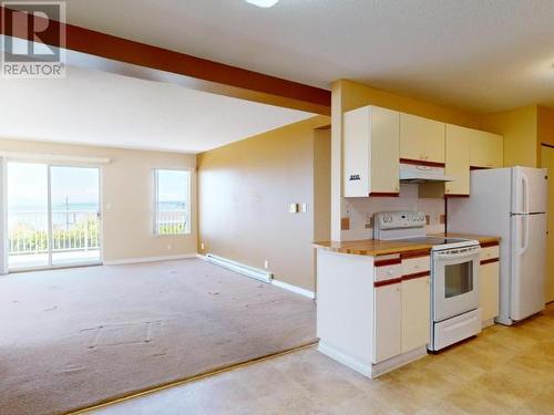 105-4477 Michigan Ave, Powell River, BC - Indoor Photo Showing Kitchen