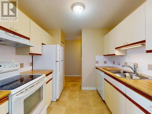 105-4477 Michigan Ave, Powell River, BC - Indoor Photo Showing Kitchen With Double Sink