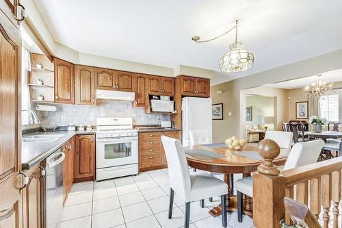 110 Fairington Crescent, Hamilton, ON - Indoor Photo Showing Kitchen