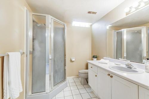 110 Fairington Crescent, Hamilton, ON - Indoor Photo Showing Bathroom