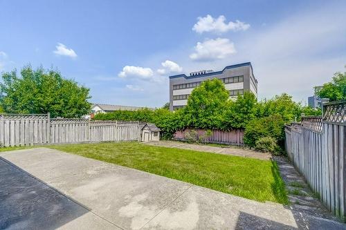 110 Fairington Crescent, Hamilton, ON - Outdoor