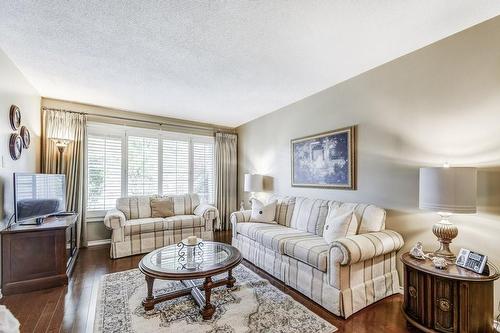 110 Fairington Crescent, Hamilton, ON - Indoor Photo Showing Living Room