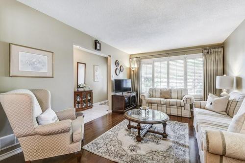 110 Fairington Crescent, Hamilton, ON - Indoor Photo Showing Living Room