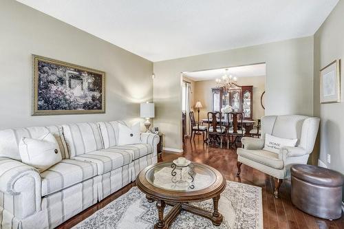 110 Fairington Crescent, Hamilton, ON - Indoor Photo Showing Living Room