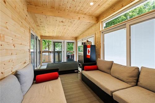 324 Thornwood Avenue, Fort Erie, ON - Indoor Photo Showing Living Room