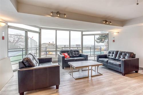 5280 Lakeshore Road|Unit #102, Burlington, ON - Indoor Photo Showing Living Room