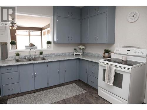 513 100 Avenue, Dawson Creek, BC - Indoor Photo Showing Kitchen With Double Sink