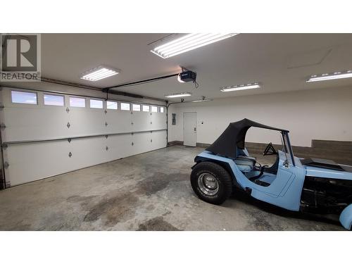 513 100 Avenue, Dawson Creek, BC - Indoor Photo Showing Garage