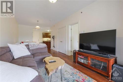 323 Winona Avenue Unit#203, Ottawa, ON - Indoor Photo Showing Living Room