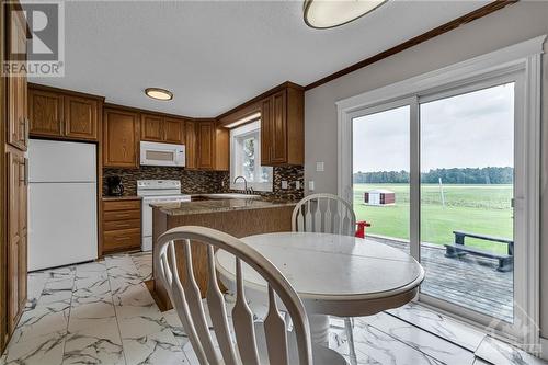 4093 Lafortune Drive, Ottawa, ON - Indoor Photo Showing Kitchen