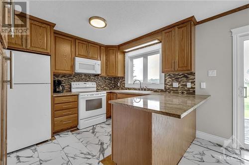 4093 Lafortune Drive, Ottawa, ON - Indoor Photo Showing Kitchen