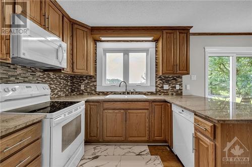 4093 Lafortune Drive, Ottawa, ON - Indoor Photo Showing Kitchen