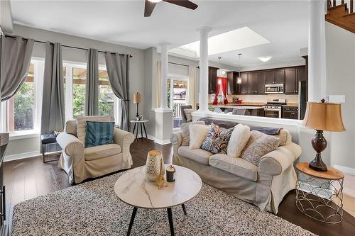 4896 Allan Court, Beamsville, ON - Indoor Photo Showing Living Room