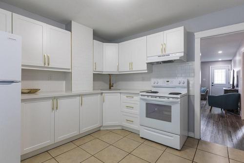 41 Huxley Avenue N, Hamilton, ON - Indoor Photo Showing Kitchen