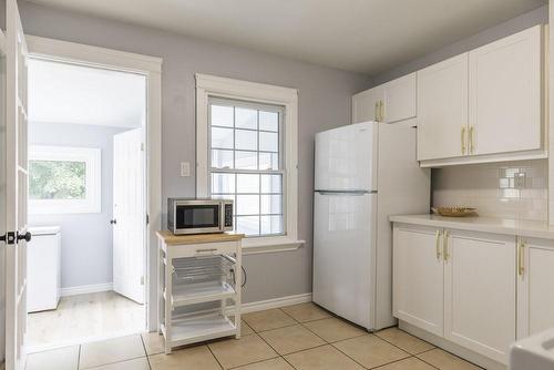 41 Huxley Avenue N, Hamilton, ON - Indoor Photo Showing Kitchen