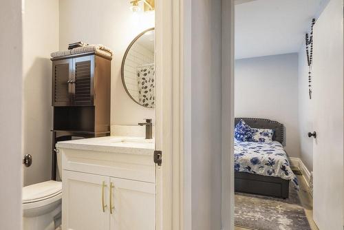 41 Huxley Avenue N, Hamilton, ON - Indoor Photo Showing Bathroom