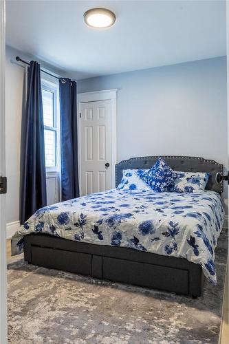 41 Huxley Avenue N, Hamilton, ON - Indoor Photo Showing Bedroom