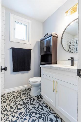 41 Huxley Avenue N, Hamilton, ON - Indoor Photo Showing Bathroom