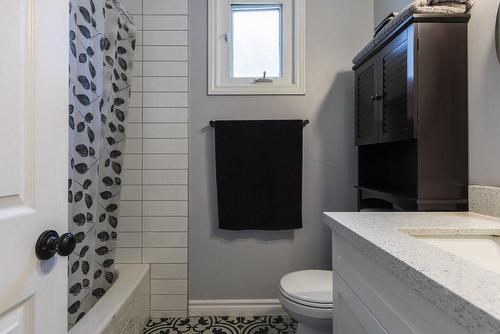 41 Huxley Avenue N, Hamilton, ON - Indoor Photo Showing Bathroom